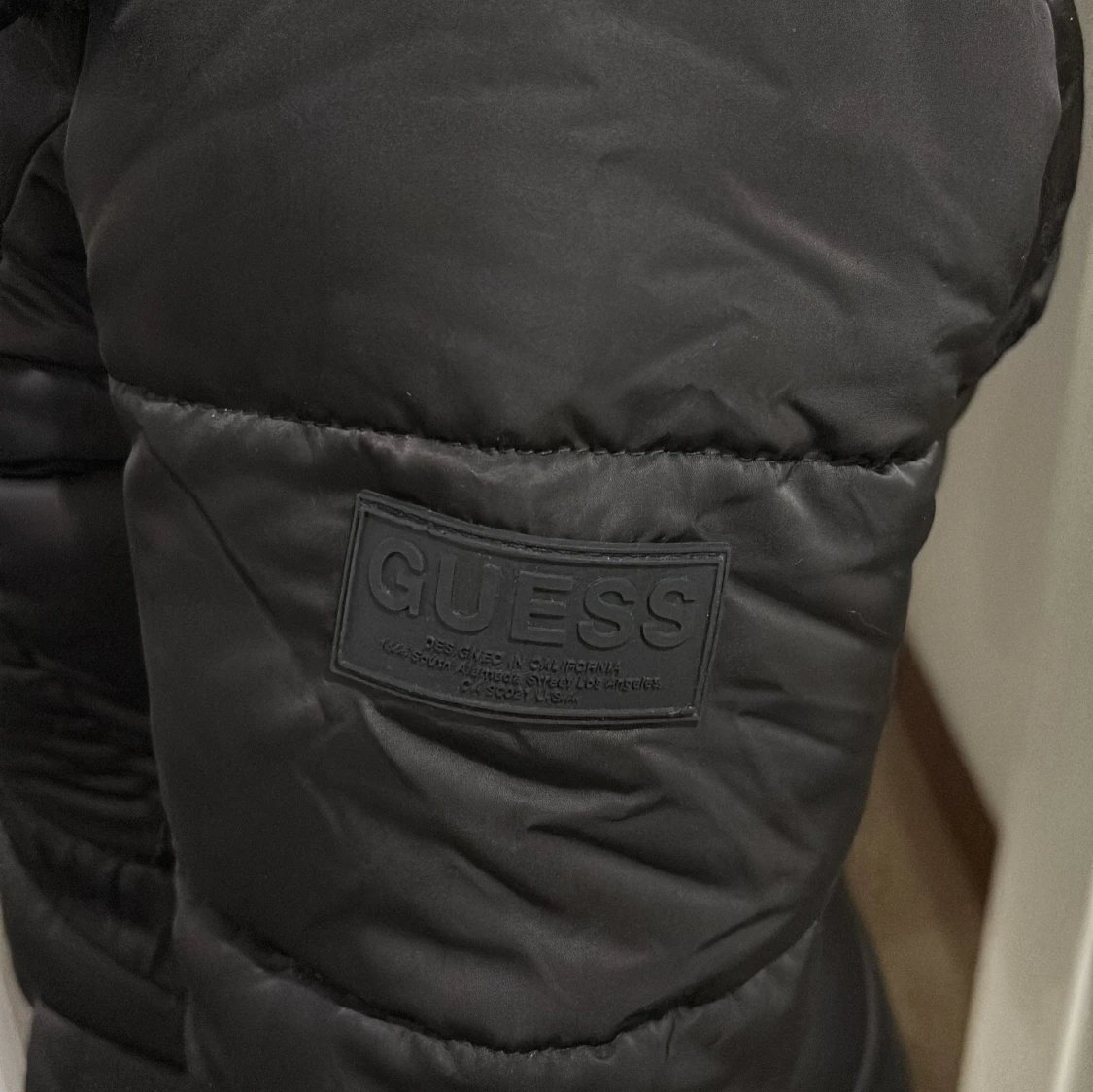 Svart pufferjacka från Guess med bälte - 2