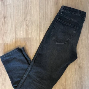 Svarta Lee Austin jeans W32 L32 - Säljer ett par svarta jeans från Lee, modell Austin.  Jeansen har normal passform 32x32