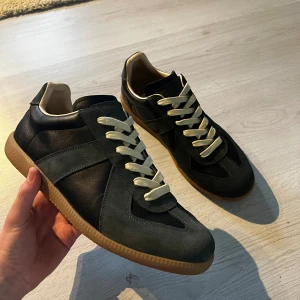 Maison Margrielas - Riktig feta Maison Margielas perfekta till hösten. Använda en gång men ser som nya. Skriv till mig om ni har några funderingar eller om ni vill ha fler bilder. Box och dustbag ingår, pris går att diskuteras vid snabb affär💫