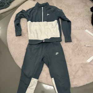 Nike dress i grönvit - Nike grönvit dress i bra skick. Storlek S i bra skick