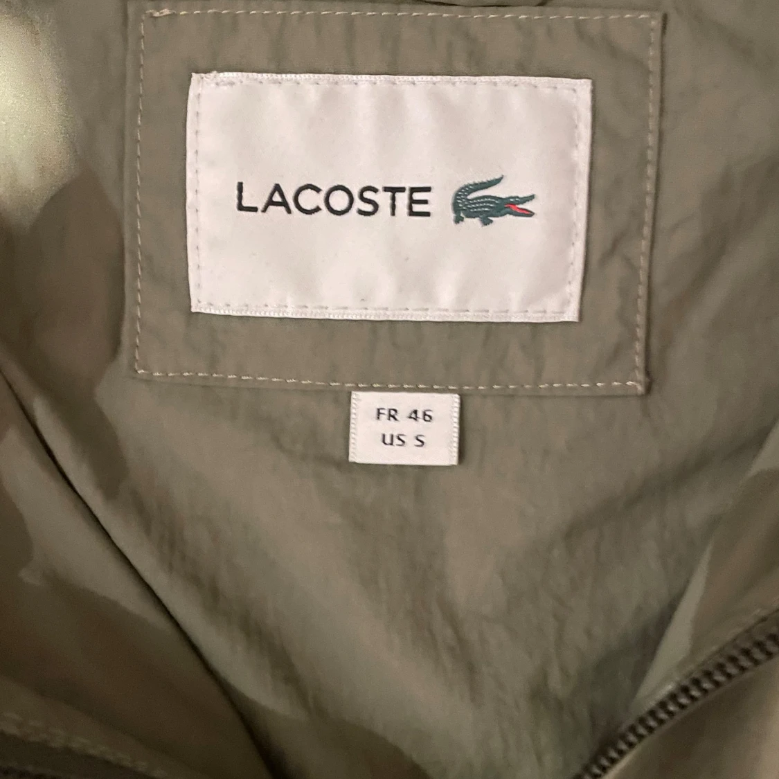 Olivgrön vindjacka från Lacoste - 1