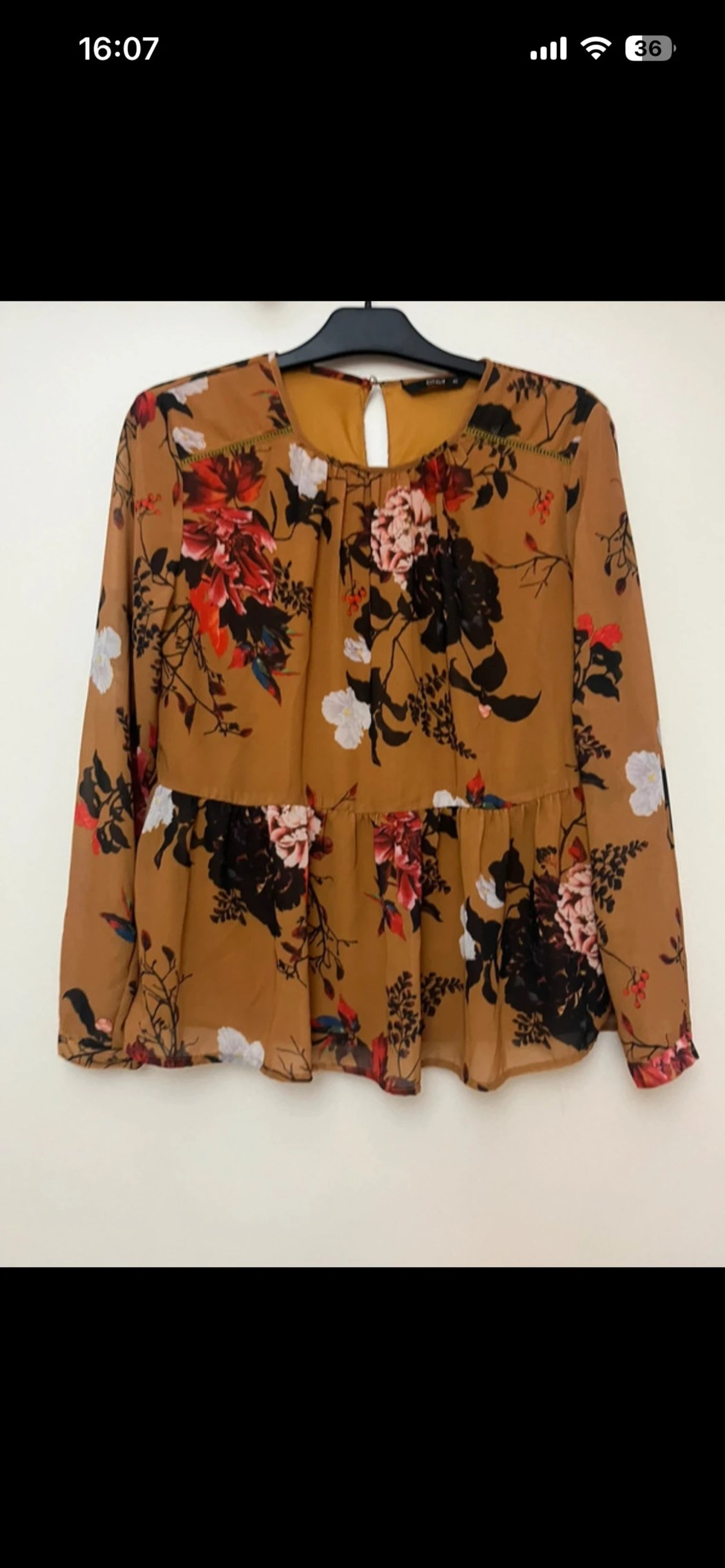 Blommig blus i bruna toner från Only