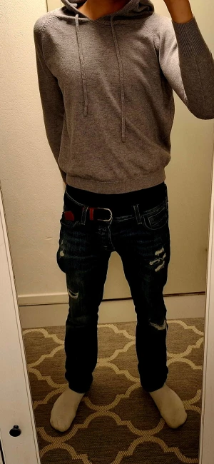 Kashmir hoodie s/xs  - Hej! Säljer denna feta kashmir hoodien då den är för liten det finns ingen lap med storlek i så jag antar att den är i storlek s xs. Jag på bilden är 176 skulle säga att den passar en kille som har s xs. Skriv vid funderingar frågor mvh. Pris ej hugget I sten!