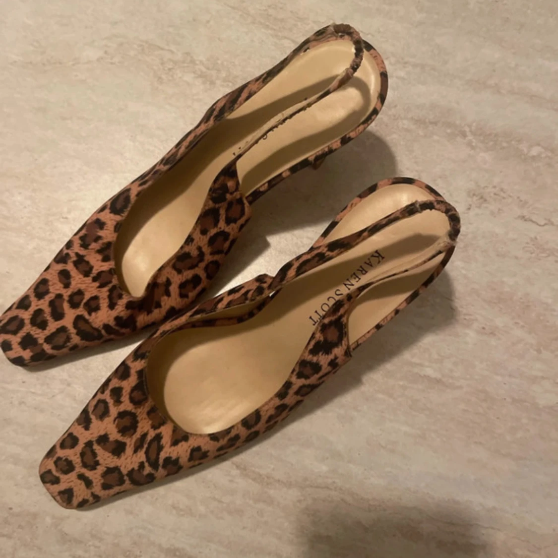 Leopardmönstrade pumps från Karen Scott - 1