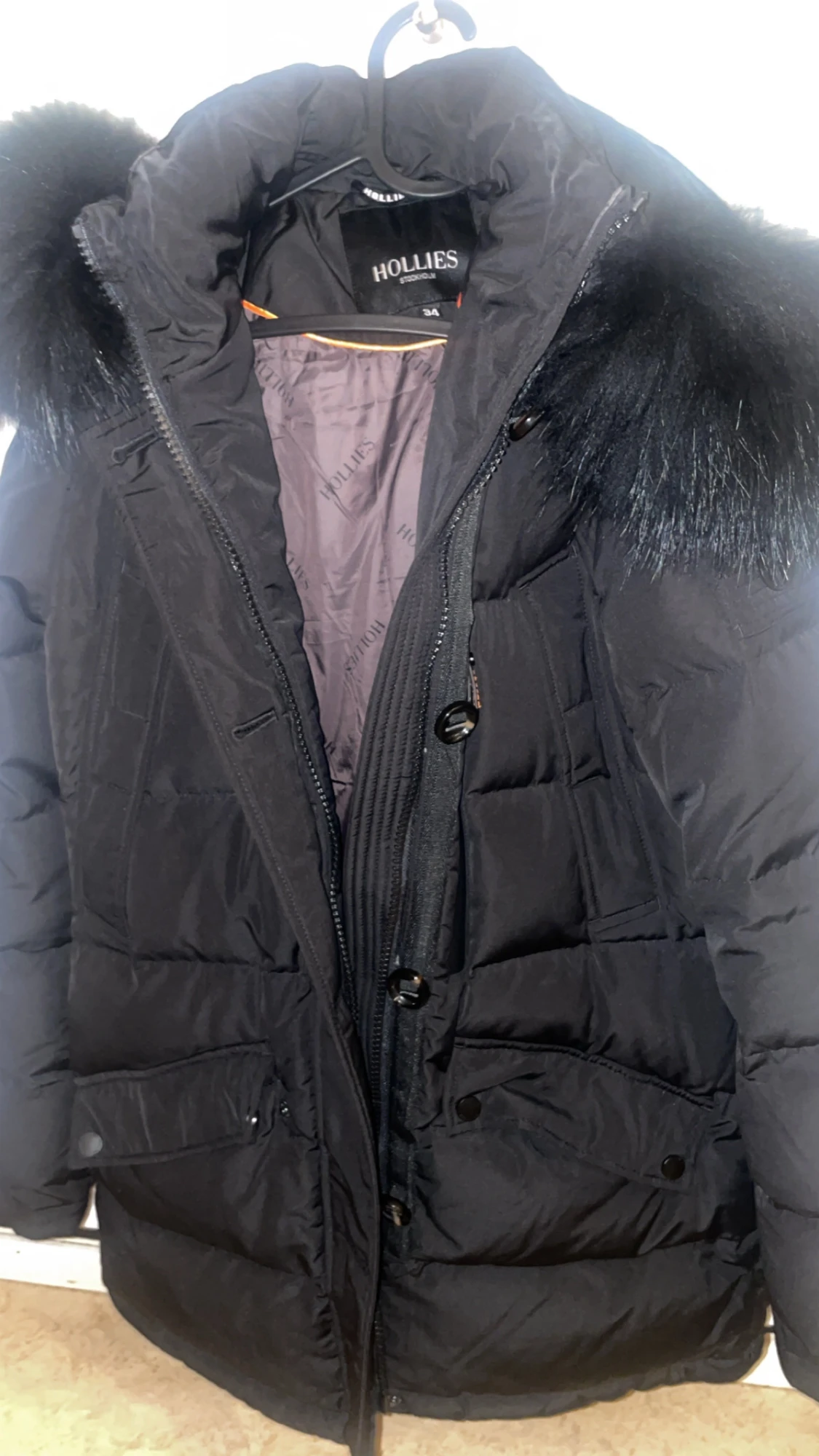 Svart vinterjacka med äkta päls från Hollies - 2