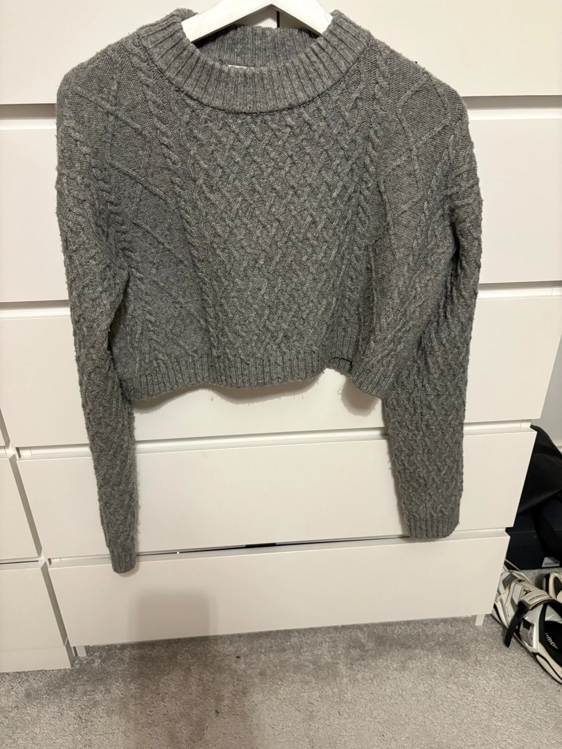 Cropped grå stickad tröja från H&M storlek XS - 2
