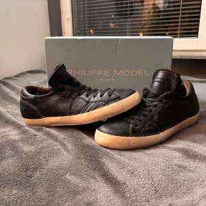 Philippe model skor - Säljer nu dessa skor då jag växt ur de. De är fortfarande i fint skick då de endast använts förra vintern. De har en varm insida vilket passar perfekt nu när vintern snart är här. Priset ej hugget i sten så skicka prisförslag! Finns det fler frågor eller funderingar så är det bara att höra av sig!