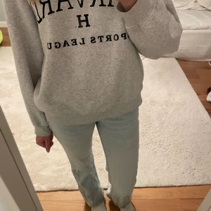 Lowwaist bootcut jeans - Ljusblå jeans från Pull&Bear med klassisk femficksdesign och utsvängda ben. Säljer då de inte kommer användning. Enda defekten är att ett av knapphålen gått upp lite men inget som stör!