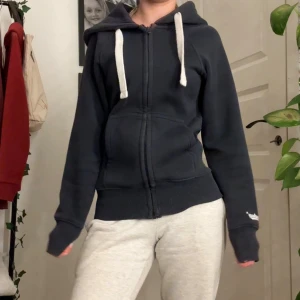 Mörkblå russemerch hoodie - Mörkblå hoodie från russemerch. Storlek xxs, har blekta fläckar (se bild 3 & 4), men inget man tänker på om man inte letar.