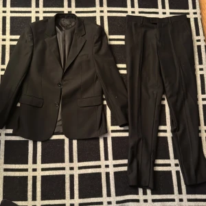 Kostym från Pacal - Säljer en kostym från Pascal. Storlek 13 (12-15år) Byxorna saknar en knapp annars är den fläckfi!