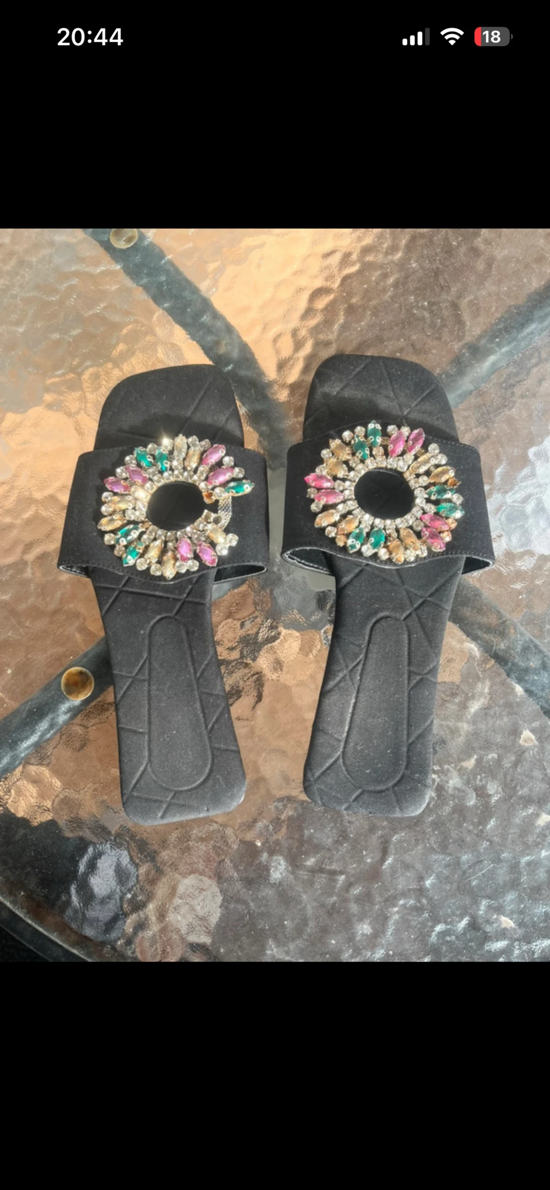 Svarta sandaler med färgglada stenar - 1