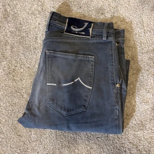 Jacob Cohen jeans  - Hej! Säljer nu mina jeans från märket Jacob Cohen , storlek 33, modell 688. bra skick, givetvis äkta. Tveka inte på att höra av dig om du har frågor eller funderingar kring jeansen!