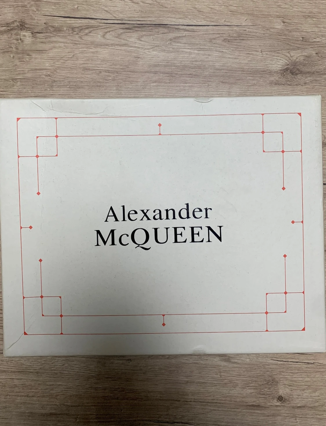 Alexander McQueen-skor  - 6