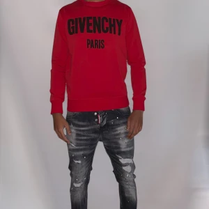 Givenchy paris tröja XS -röd  - Helt ny. Fin replika med grym kvalitet.Modellen är 175cm lång bär storlek XS på bilden. Pris: 799kr. Först till kvarn som gäller. Skickas direkt inom 24h