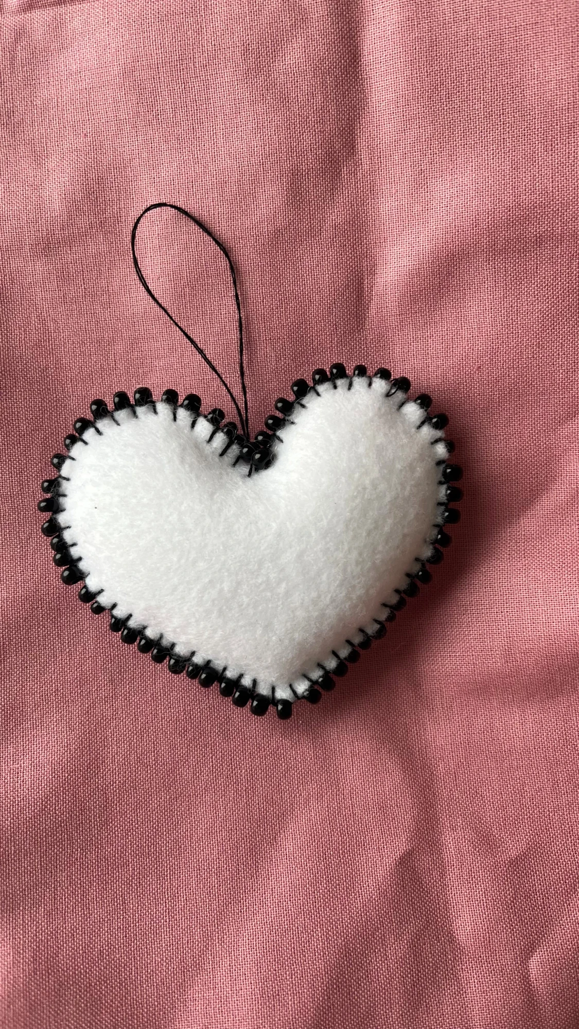 Set med 3 handgjorda hjärtan 🤍 vitt tyg & svarta pärlor – julpynt - 1