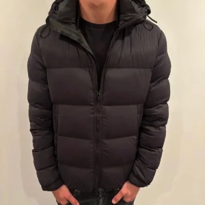 J. Lindberg jacka - Säljer en snygg j.lindberg jacka i storlek M skick 10/10 pris endast 2500 priser är diskuterbart. Hör av er vid intresse!