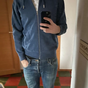 Superdry Zip Hoodie - Hej! Säljer nu denna sköna superdry zip hoodien för en billig peng, storlek XL men passar mindre enligt mig. Hör av dig vid frågor eller funderingar! //Eskil