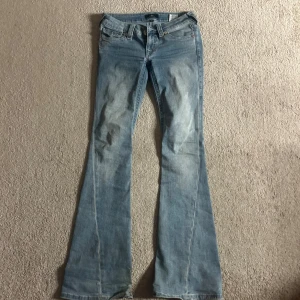 True religion jeans - Nypris 1400 ish säljer för 800 då jag är i behov av pengar snabbt! Jeansen är i bra skick och är sann till stl. Skriv vid intresse 