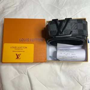 Iv svart rutigt bälte - Nytt skick, aldrig använd och skickas 24h efter beställning!