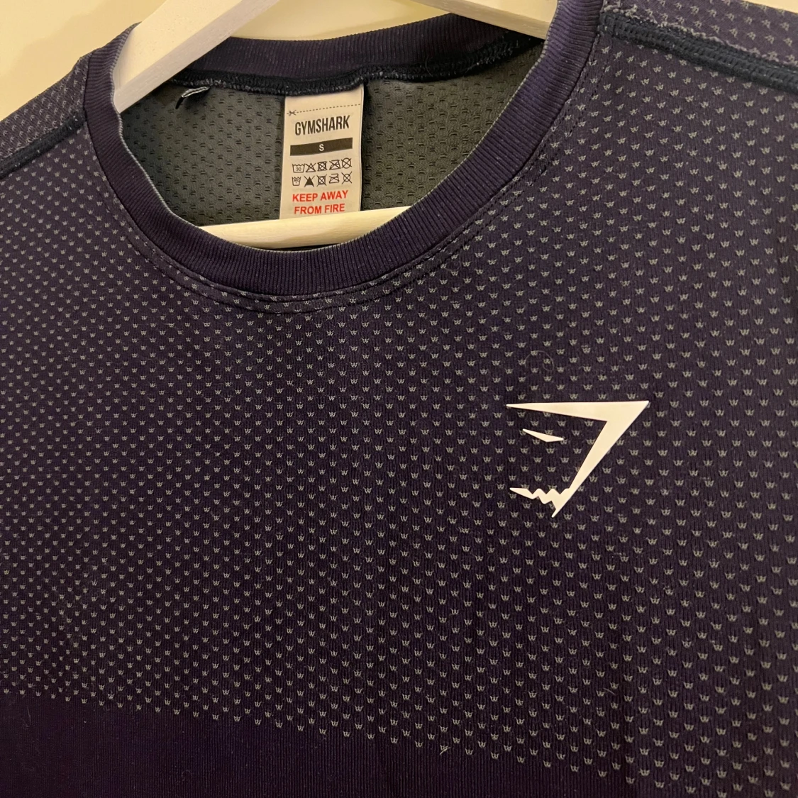 Mörkblå Gymshark t-shirt med mönster - 1