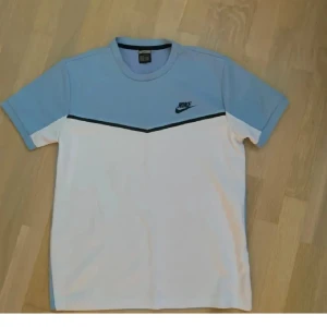 Blå och vit t-shirt från Nike - Säljer en snygg blå och vit t-shirt från Nike.  Den är i ny skick.