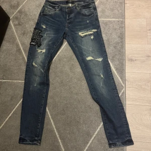 Amiri jeans  - Storlek 29 passar även 28. Skit bra condition. Skickar samma dag. 