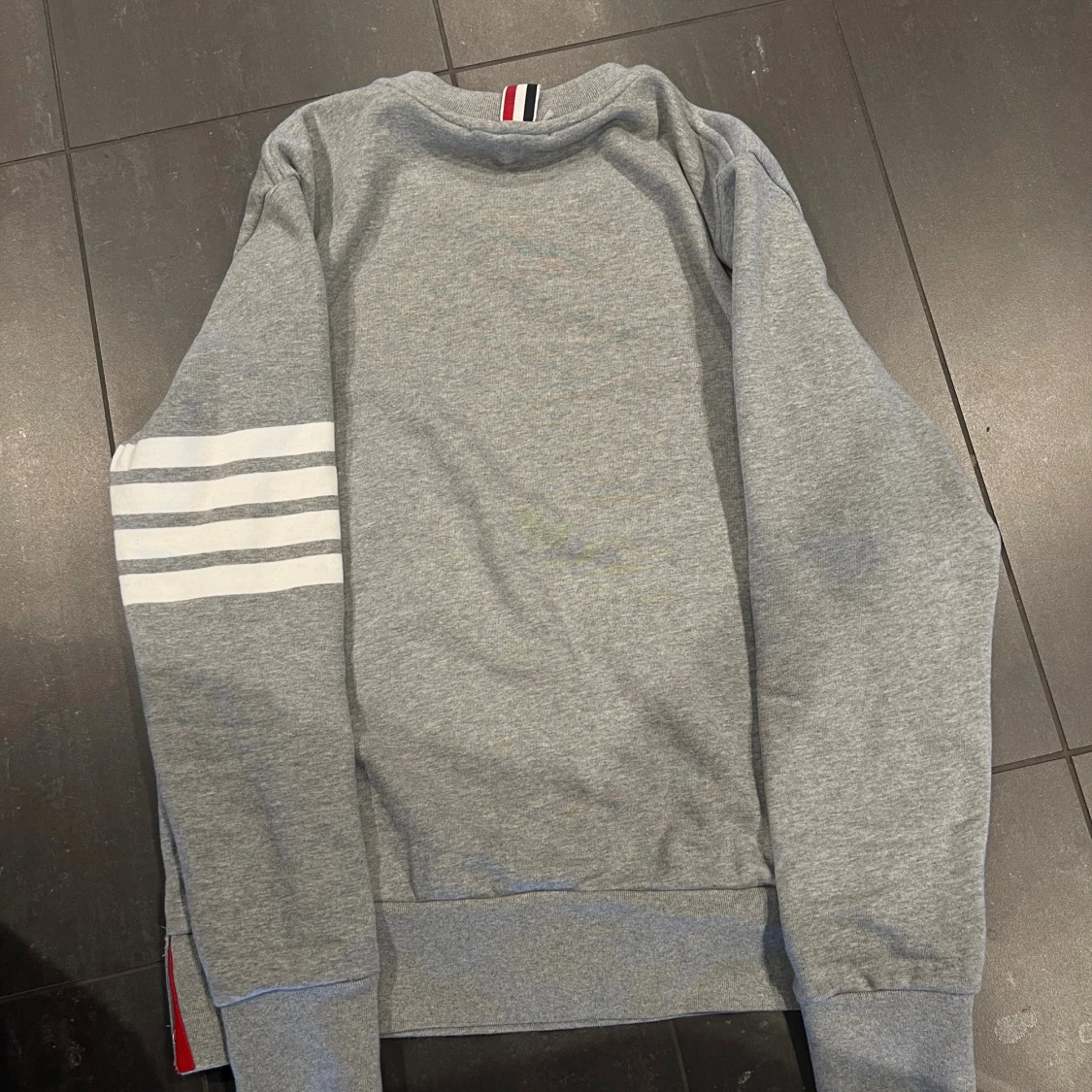 Grå sweatshirt från Thom Browne - 1