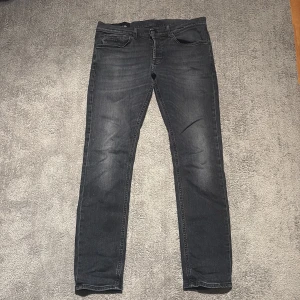 Dondup jeans  - Säljer dessa riktigt snygga Dondup jeans i modellen George. Storlek 34 fits 33. Nypris = 4000kr, säljs för 999kr. 