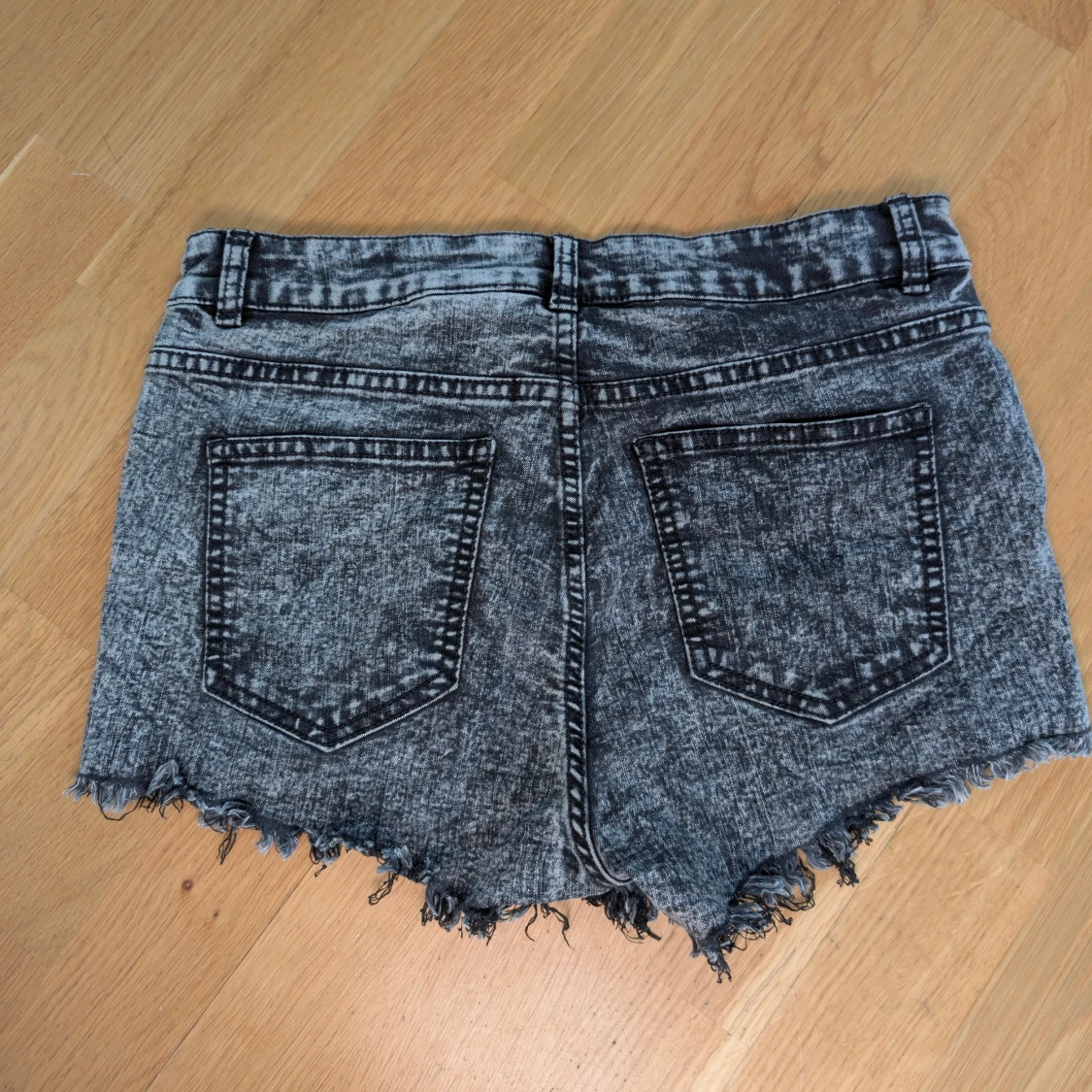 Grå denimshorts från H&M Divided - 1