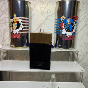 Tom Ford Noir Extreme Parfym 10ml - Stilren och lyxig parfym från Tom Ford. Noir Extreme ger ett exklusivt intryck och passar perfekt för dig som vill sticka ut. Perfekt för unga vuxna som gillar elegans och attityd.