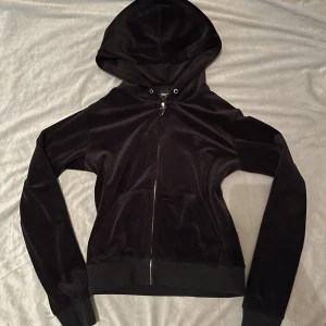 Juicy Couture tröja - Svart hoodie från juicy couture i storlek S. Varsamt använd utan vidare defekter. Köpt secondhand