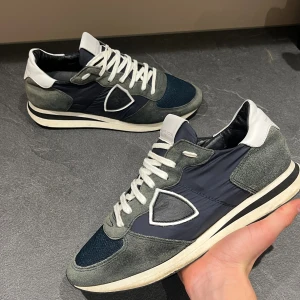 Philippe Model trainers - Super snygga Philippe modem trainers i mycket bra skick. Inga defekter. Skick 8/10. Strl 41 men sitter som 42.