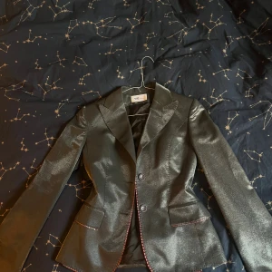 Mörkgrå skimrig blazer - En super snygg skimrig blazer från Don gil Donna i storlek M/S skulke jag säga. Passar perfekt om du vill piffa upp din outfit eller ha en snygg blazer på utekvällen.