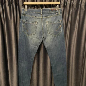 Dondup jeans  - Dondup jeans - skick 9/10, mycket bra skick - storlek w32, men passar mindre, w30 - passform: slim/straight - hör av er vid frågor! 