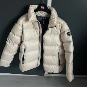 Colmar jacka - Säljer en colmar jacka i strl 36 skulle jag säga. Säljer då jag känner att den inte passar mig riktigt, köpt nyligen och inga defekter alls. Precis som ny (därav priset). Köpte jackan för 4799kr. Skriv vid funderingar 🩷