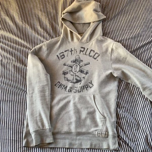 Ralph lauren hoodie - Hoodie från Ralph laurens äldre märke denim & supply i storlek S riktigt fin hoodie 