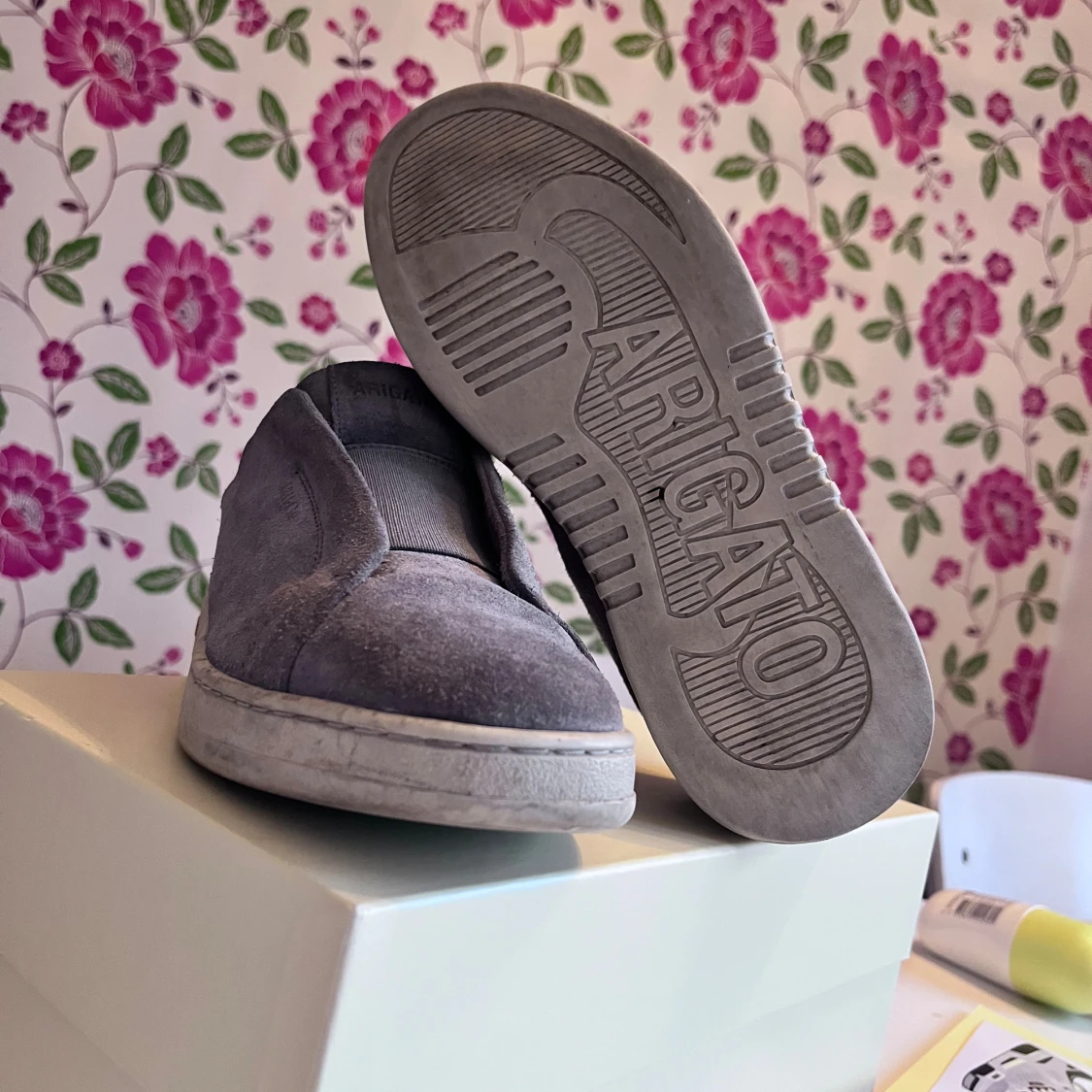 Grå mocka dice lascless  sneakers från Arigato - 1