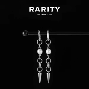 Luna Earring - Silver: Örhängen med nitar och pärlor  - Otroligt snygga örhängen med nitar och pärlor i rostfritt stål!! Örhängena är i fin silvrig färg och passar så bra för att piffa upp en outfit och lägga till en extra detalj🪽Likt alla andra våra smycken tål dessa örhängen vatten och håller sitt glans länge!! Vid frågor eller funderingar - välkommen att skriva till oss🪽