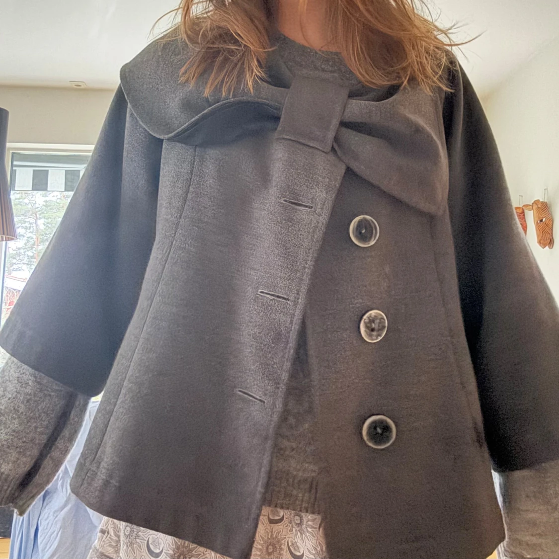 Mörkgrå kappa med rosett från Kalia - 2