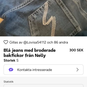 Blå jeans med broderade fickor Nelly - Snygga blå jeans från Nelly i storlek S med unika broderade detaljer på bakfickorna. Klassisk femficksmodell med kontrastsömmar och rak passform. Perfekt för dig som vill ha ett par jeans med lite extra stil.