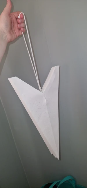 Adventsstjärna - Vit pappersstjärna med dekorativa hålmönster, avsedd för upphängning som jul- eller adventsstjärna. Stjärnan är i gott skick men har lite slitage- går däremot fortfarande att använda och inget som syns tydligt.. Perfekt för att skapa en mysig stämning i hemmet. 