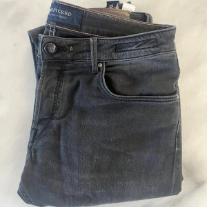 Handpicked svarta jeans, storlek 33 - Svarta jeans från Handpicked i mycket fint skick och bra kvalité. Modell: RAVELLO, storlek 33. Riktigt snygga jeans som passar perfekt nu till vintern. (Färgen på jeansen ser olika ut pga av ljuset) Nypris ligger runt 3000kr. Hör av dig vid intresse😃. Kan gå ner i pris vid snabb affär💳
