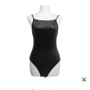 Svart glittrig body - svart glittrig body från H&M i storlek S💗