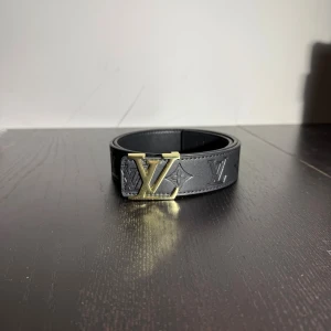 Bälte  - Helt nytt svart bälte med guldig logga