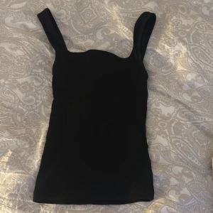 Svart ribbad topp - Svart topp/linne som är ribbat i storlek xs från bikbok. Nästan aldrig använt 