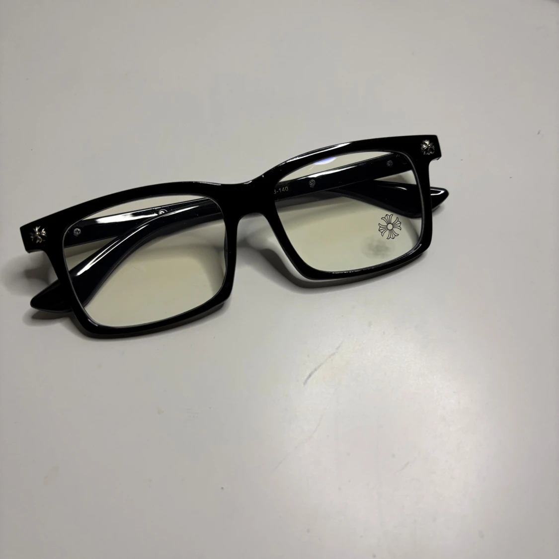 Svarta rektangulära glasögon med blommig detalj - 1