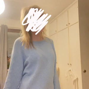 Ljusblå stickad tröja Vero Moda - En jätte nice ljusblå stickad tröja ifrån veromoda, i bra skick lite smått nopprig men inte mycket!😇🙏