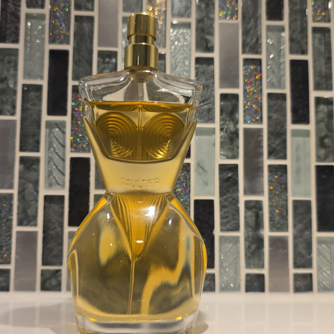 Ikonisk parfymflaska i guld - 1