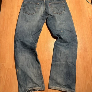 Vintage Levi’s 501 - Snygga gamla Levi’s 501 storlek 34/32 personligen älskar jag slitningarna och de men dom har blivit för små