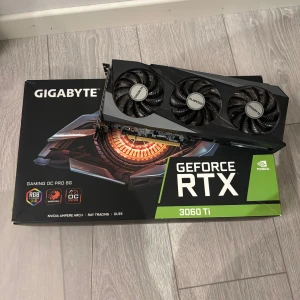 Grafikkort-Gigabyte GeForce RTX 3060 Ti - Säljer mitt RTX 3060 Ti i mycket bra skick. Kortet är använt men väl omhändertaget och fungerar utan problem. 	•	8 GB GDDR6 	•	Klarar gaming i 1080p/1440p utan problem 	•	Inga fel, inga krascher 	•	Aldrig överklockat